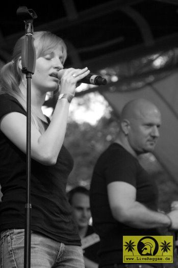 Dr. Ring Ding (D) with K-Mob 10. This Is Ska Festival - Wasserburg, Rosslau 24. Juni 2006 (12).jpg